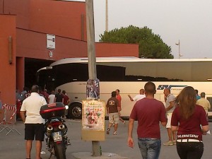 Bus della Salernitana troppo grande rispetto al varco di accesso (fonte:tuttocalciatori.net)