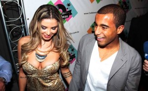 Lucas in compagnia di una modella