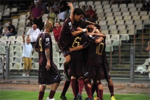 tutta la Salernitana festeggia Mounard dopo il goal (foto dalla rete)