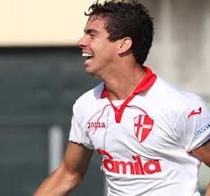 Diego Farias esulta dopo un gol siglato con la maglia del Padova (foto della rete)