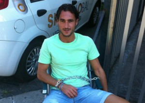 Emanuele Pesoli incatenato davanti alla FIGC (foto dalla rete)
