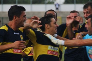 I Calciatori dell'Ischia festeggiano (foto dalla rete)