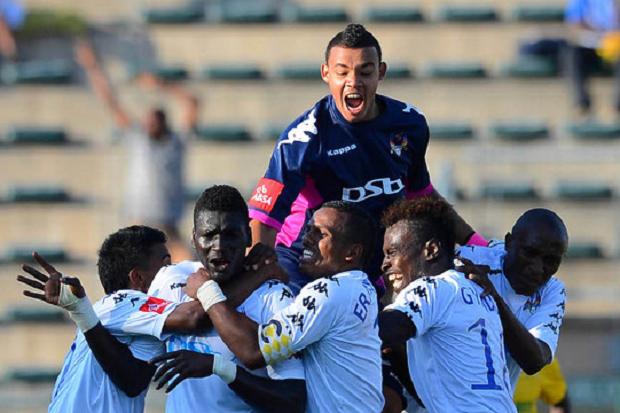 Diouf festeggiato dai compagni (foto: thesun.co.uk)