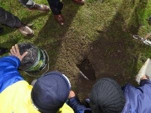 Il buco apertosi nel campo della Paganese (foto dalla rete)