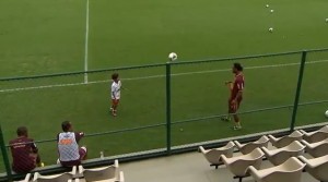 Ronaldinho palleggia col figlio