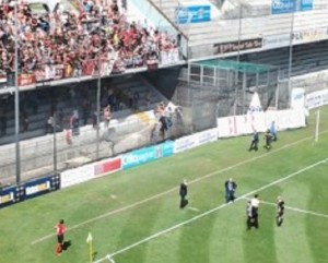 Alcuni dirigenti a colloquio dopo i tafferugli di Benevento - Nocerina (foto dalla rete)