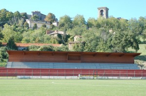 La tribuna dello "Stadio San Bartolomeo" di Castel Rigone (foto ascastelrigone.com)