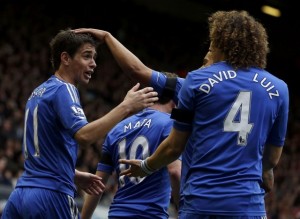David Luiz festeggia con i compagni (foto dalla rete)