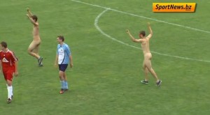 L'invasione dei tifosi nudi