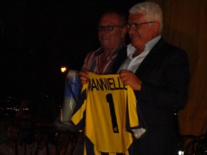 Manniello mostra la nuova maglia della Juve Stabia (Miccio/TuttoCalciatori)