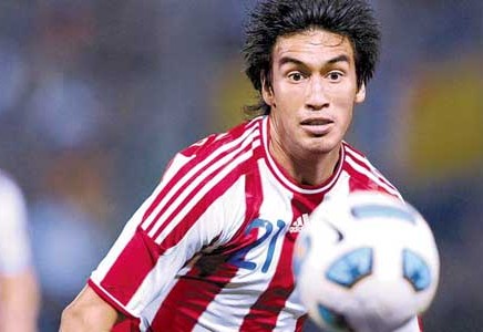 Marcelo Estigarribia in azione con la maglia della nazionale paraguaiana (foto della rete)