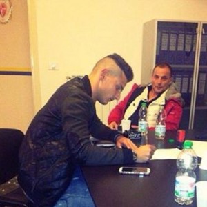Filippo Falco mentre firma il contratto con la SS Juve Stabia