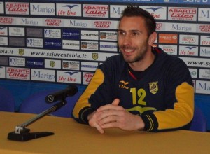 Max Benassi fa sfoggio di tutta la sua felicità nella conferenza stampa di presentazione (Miccio/TuttoCalciatori)