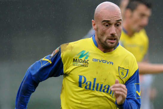 Roberto Guana in azione con la casacca gialloblu (foto della rete)