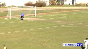 Il portiere del Dro non trattiene il pallone