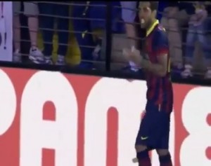 Dani Alves mangia la banana lanciata dagli spalti