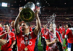 Il Benfica celebra la vittoria del campionato portoghese (foto www.sportsillustrated.cnn.com)