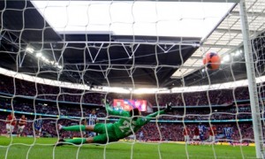 Jordi Gomez segna l'1-0 su calcio di rigore  (foto www.theguardian.com)