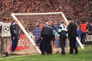 La porta del Bernabéu dopo il crollo (foto www.mundodeportivo.com)