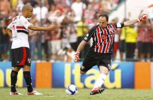 Rogerio Ceni calcia una punizione (foto www.goal.com)