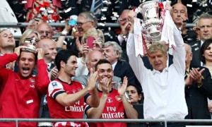 Wenger alza al cielo di Wembley la FA Cup (foto www.theguardian.com)