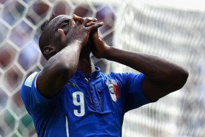 Balotelli si dispera  (foto www.unpage.it)