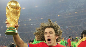 Carles Puyol alza la Coppa del Mondo a Johannesburg nel 2010  (foto www.tiempodejuegoweb.com.ar)