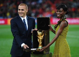 Fabio Cannavaro consegnò la Coppa del Mondo alla Spagna nel 2010  (foto www.zimbio.com)