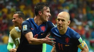 Van Persie e Robben festeggiano dopo un gol alla Spagna (foto dalla rete)