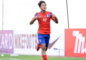 Lee Seung-Woo celebra un gol durante la Coppa d'Asia Under-16  (foto www.www.koogle.tv)
