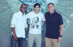 Raul posa con Marcos Senna e l'allenatore Giovanni Savarese (foto www.empireofsoccer.com)