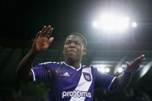 Iseka celebra il gol con cui l'Anderlecht elimina il Barcelona (fonte www.bleacherreport.com)