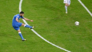 Candreva calcia a rete in una gara della nazionale (fonte foto www.fifa.com)