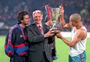Mourinho, Robson e Ronaldo con la Coppa delle Coppe appena vinta  (foto tratta da Pinterest)