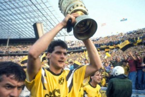 Nobby Dickel festeggia la Coppa di Germania vinta nel 1989  (fonte foto www.ruhrnachrichten.de)