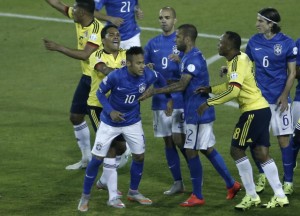 Bacca aggredisce Neymar alla fine del recente Colombia-Brasile  (fonte foto Yahoo News)