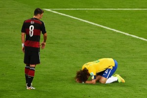 David Luiz si dispera, sotto lo sguardo di Ozil  (fonte foto www.soccerblog.dallasnews.com)
