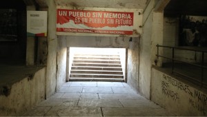 La scritta che ricorda la vicenda dei detenuti dello Stadio "Nacional"  (fonte foto www.goal.com)