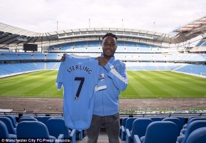 Sterling posa con la sua nuova maglia (fonte foto www.dailymail.co.uk)