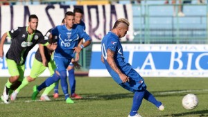 Il rigore di Caccavallo contro la Fidelis (foto: tuttosport)