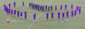 I calciatori della Fiorentina formano un cuore