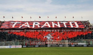 La curva dei tifosi del Taranto