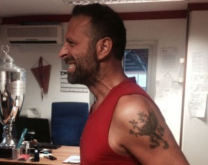 Il presidente del Perugia Massimiliano Santopadre mostra con fierezza il grifone tatuato