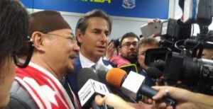 Noordin Ahman Dato accolto all'aeroporto  dall'attuale presidente del Bari Gianluca Paparesta.
