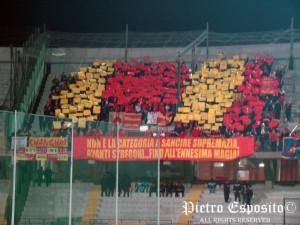 Coreografia dei tifosi sanniti prima del fischio d'inizio!