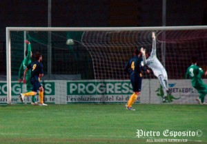 E la palla gonfia la rete. Benevento in vantaggio