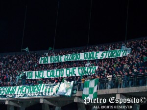 Striscione irriverente dei tifosi "irpini" contro i nemici "sanniti"!