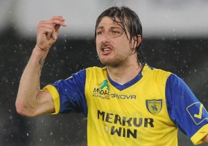 Francesco Acerbi in azione con la casacca gialloblu (foto della rete)