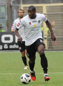 Stefano Okaka in azione con la casacca dello Spezia (foto della rete)