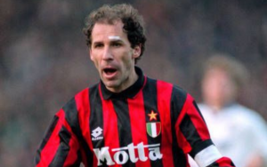 Franco Baresi con la maglia del Milan e la fascia da capitano